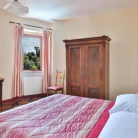 Pesce, Apartment
